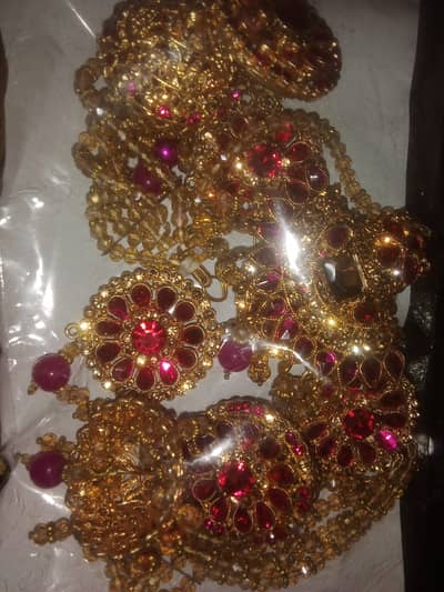 Good condition set of golden colour