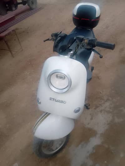 scoty for sale aj 2 din huwe liye huwe 2 lack 10 ki le h zero meter