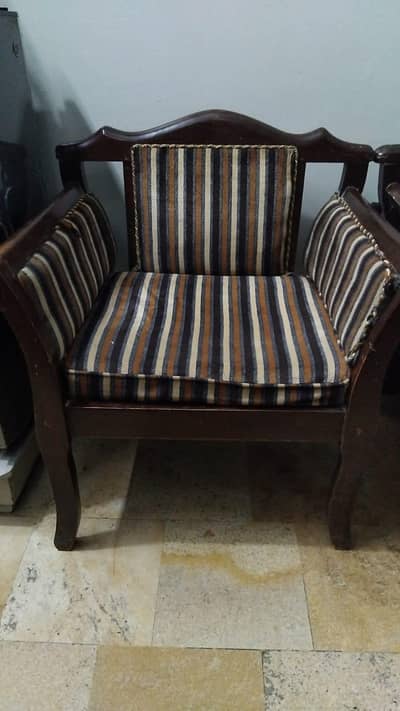 Sofaa 4 seater hai contact whatsap 03052517023