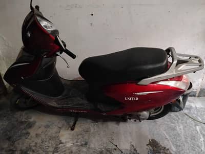 united 100 cc scooty in excellent condition