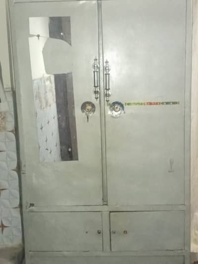 i am selling this wardrobe because of emergency