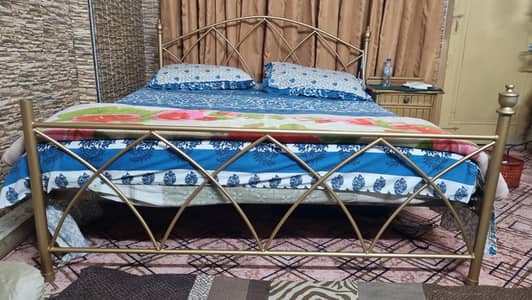 queen bed with matress