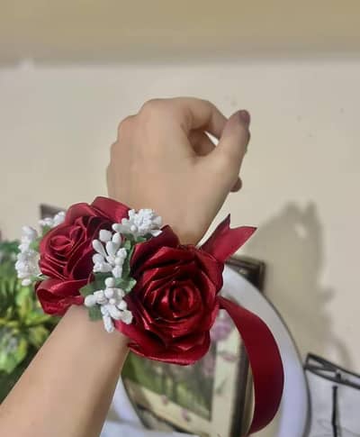 Fresh pics order per mile ga or ap apny design ka bhi bnwa sktein hn