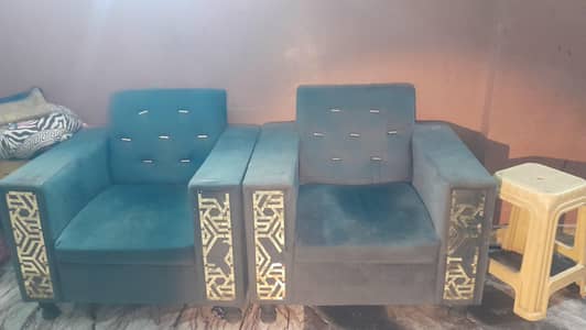 5 siter hai condition thori raf hai  ek table hai uska mirror nh hai b