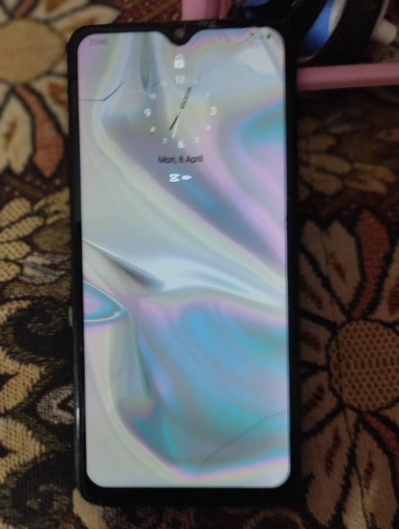 فون کی سکرین تھوری  خراب ہے اور کیمرا بھی خراب ہے 2