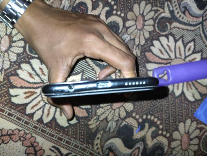 فون کی سکرین تھوری  خراب ہے اور کیمرا بھی خراب ہے 3