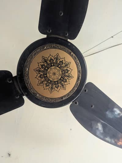 خوبصورت ڈیزائن والا مضبوط چھت کا پنکھا – برائے فروخت تین پنکھے ہیں