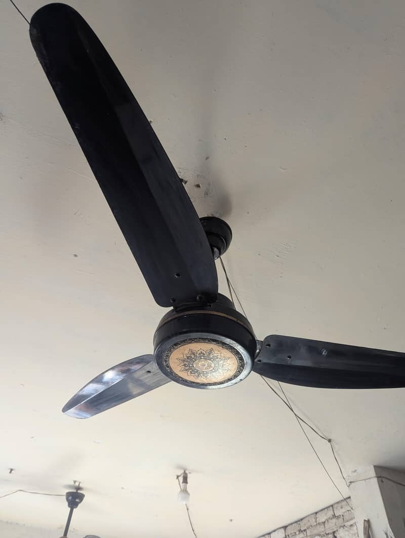 خوبصورت ڈیزائن والا مضبوط چھت کا پنکھا – برائے فروخت تین پنکھے ہیں 2