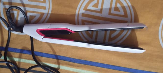 Kemei Hair Straightener (Excellent Condition – Fast Heating)