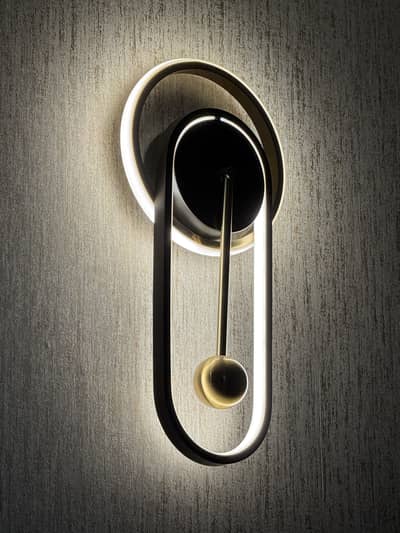 Selling wall light almost brand new single piece.