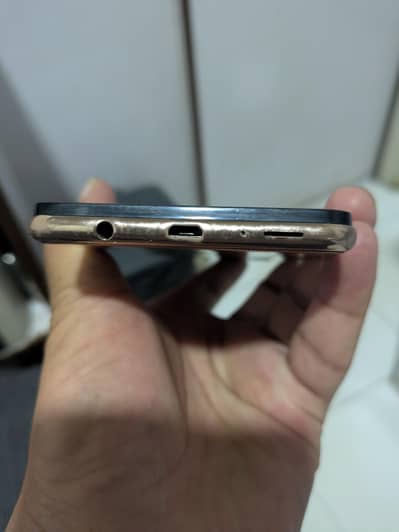 4/128 memory ha mobile ma koyi masla nahi ha official pta proved ha