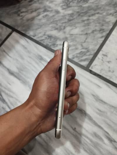 iphone 11 (128GB)  Non PTA  68% health  minner crack