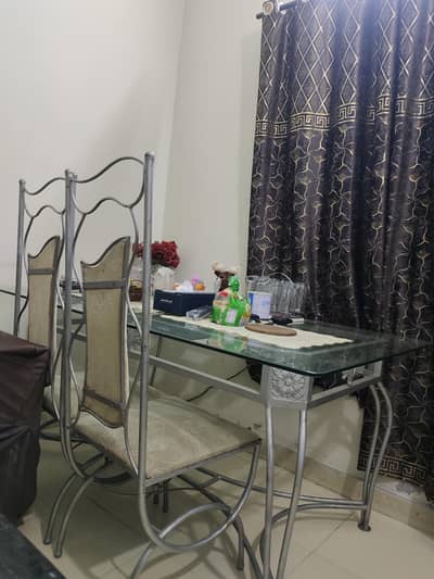 Elegant Dining Table with 6 Chairs – Excellent Condition