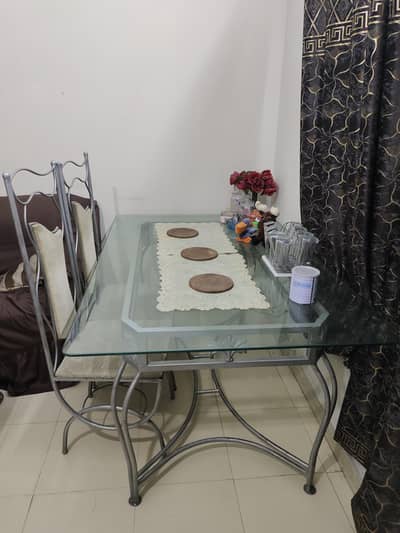 Elegant Dining Table with 6 Chairs – Excellent Condition