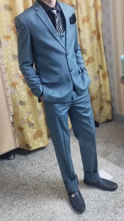 3-Piece Designer Suit – Modern Fit – Slightly Used