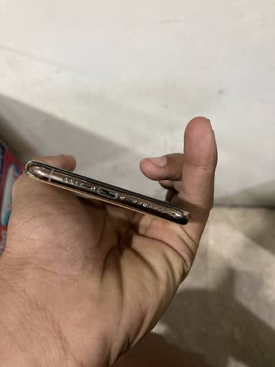 I phone xs max256gb , battery health 75,golden color