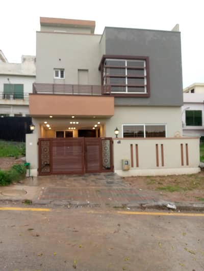 Bahria Town Phase 8 - 5 Marla Designer House 4 Bed With Attached Baths Outstanding Location On Investor Rate