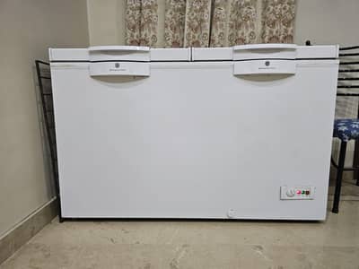 Pura deep freezer h . 7 month use Kiya h . but use me nhi h aese hi ra