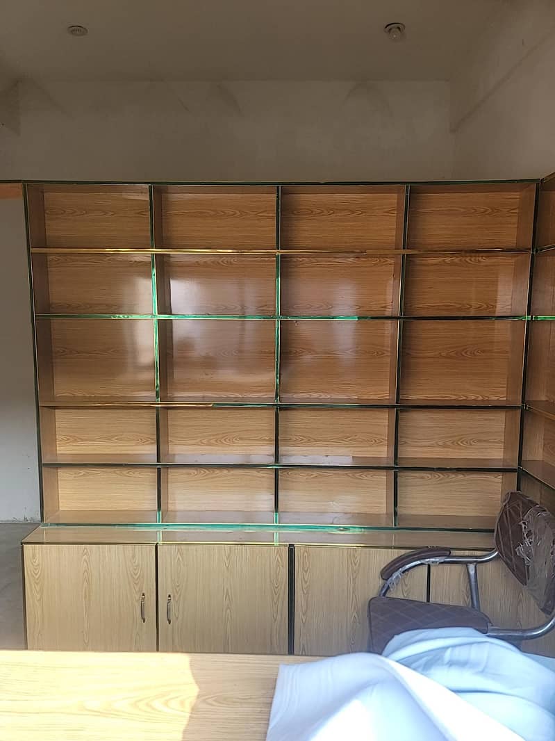 دکان کی الماری / شوکیس برائے فروخت – بہترین حالت میں” 1