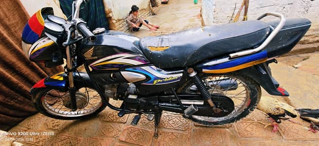 Honda pridor 100cc pridor black color 15 model انجن 100 ٹیک ہے لینے