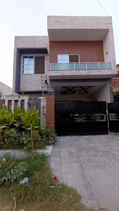 In Snober City - Green Villas 8.5 Marla House For Immediately Sale