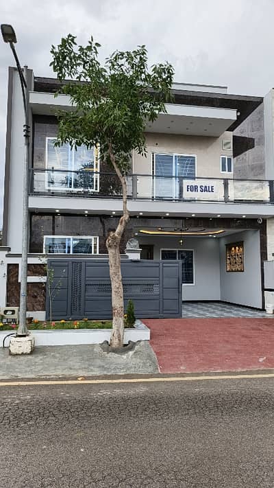 8 Marla The most beautiful Luxury House for sale in Faisal town Islamabad phase 1   *Prime Location:* - Close proximity to schools, parks, markaz, and masjid - Easy access to major highways