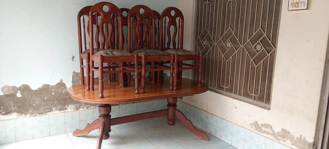 Solid Wood Dining Table Set – 6 Chairs (Excellent Condition). .