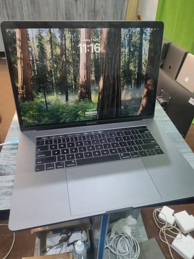 MacBook pro core I9 32gb RAM 512 SSD 15inch 4gb graphic 2018