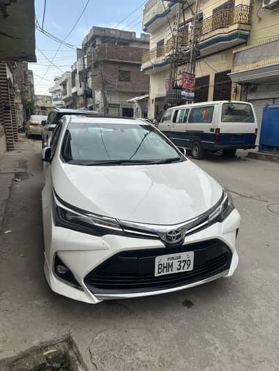 Grande altas white with black