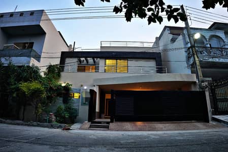 10 MARLA ELEGANT AND FULLY MAINTAINED SUPER HOT LOCATED BUNGALOW IS AVAILABLE IN THE BEST BLOCK OF GREEN AVENUE NEAR DHA LAHORE.