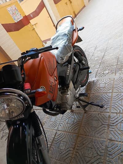 YAMAHA YBR 125 MATT ORANGE 2023