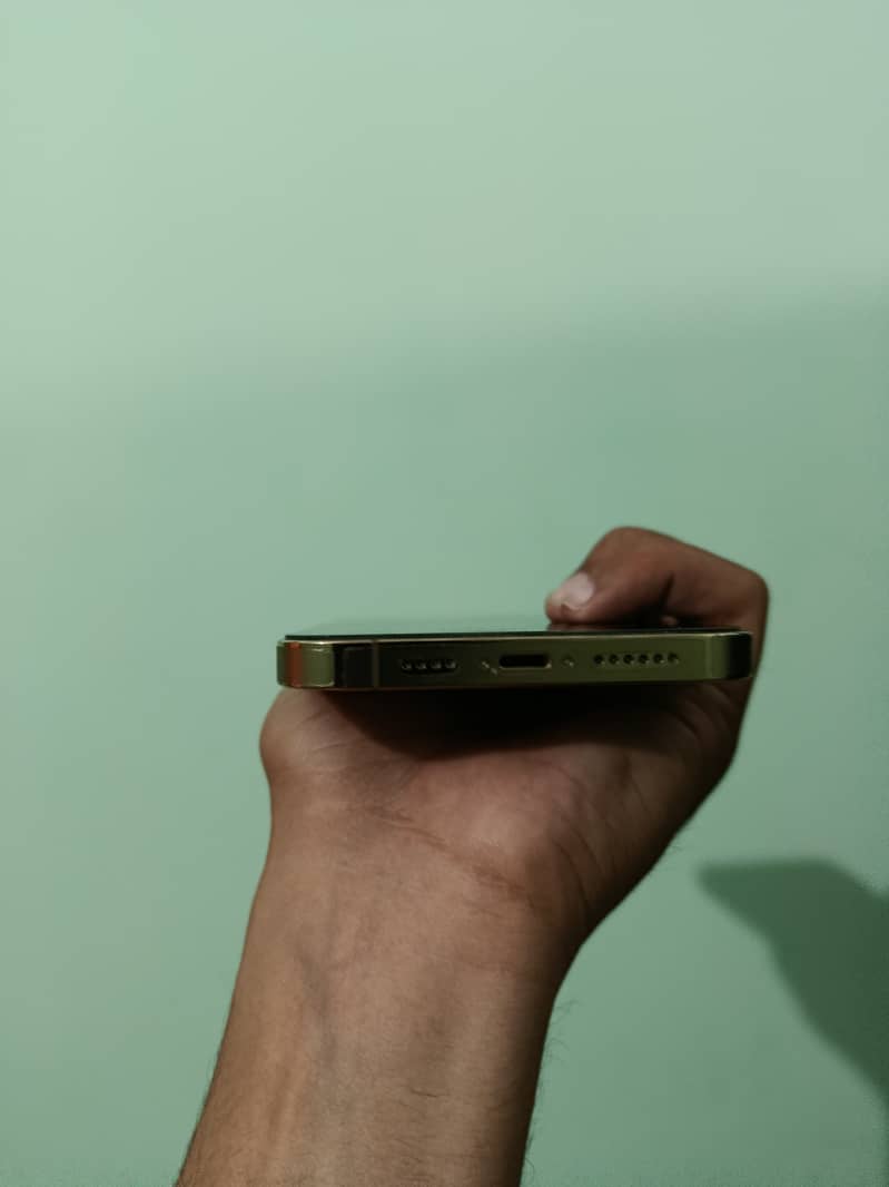 IPHONE 13 PRO MAX GOLDEN COLOUR 4