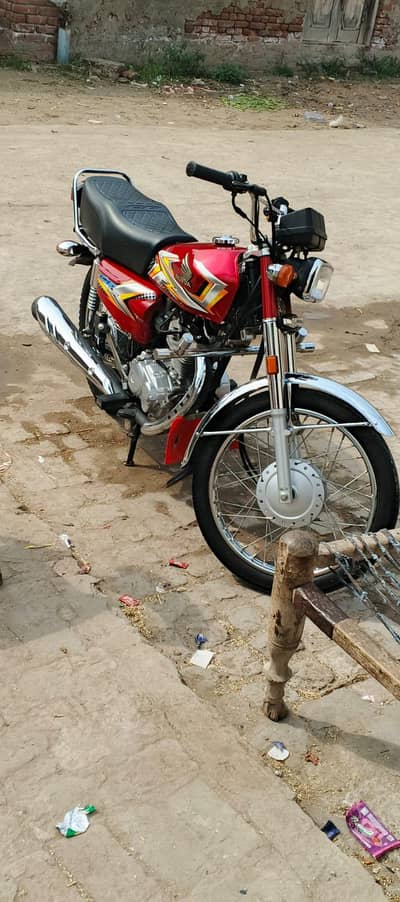 bilkul new bike hy 10/10 hy koi kam ni honay wala