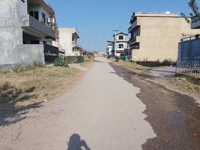 10 Marla Level plot 40 feet street & street lights installed underground Electricity, understand sevrige