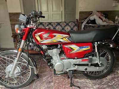 Honda 125 2025 model December new condition just 1900km driven.