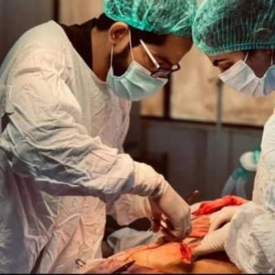 NEED A DOCTOR FOR A RUNNING CLINIC