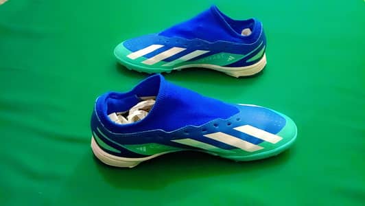 Football shoes original Nike airzom adidas predator puma feature
