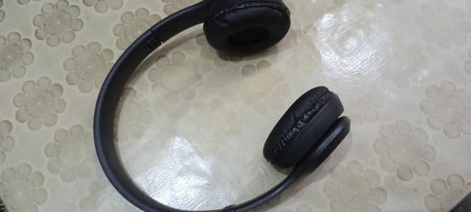 “Brand New Headphones – High Quality Sound, Sealed Box”