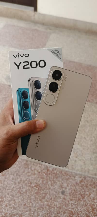 vivo Y200 10 by 10 8gb 256 gb full box 5 month wrranty me he abi
