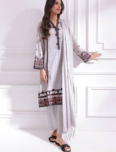 Beautiful Embroidered Grey Dress – Large Size | Urgent Sale