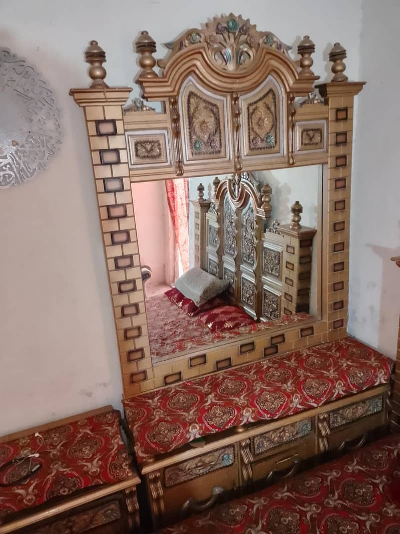 بیڈ کا پورا سیٹ فور سیل ہے 0