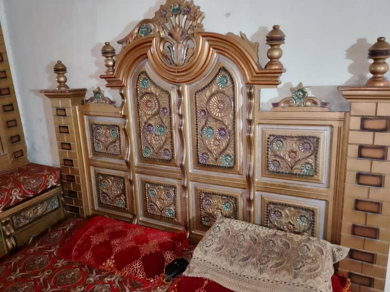 بیڈ کا پورا سیٹ فور سیل ہے 1