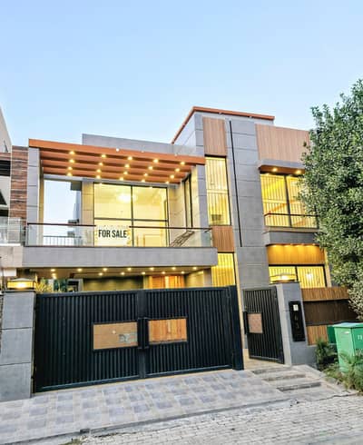 10 MARLA HOUSE WITH SOLID CONSTRUCTION OR PRIME LOCATION AVAILABLE FOR SALE IN LDA APPROVED AREA