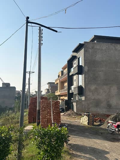 Hot Deal! 4 Marla Triple Storey House for Sale in Eden Residencia Lahore 5 Beds