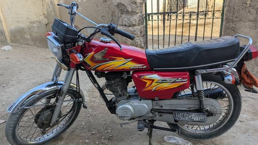 Honda cg 125 Karachi nmbr 2021 sealed engine jenion condition