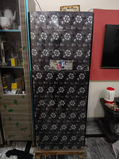 16 CUBIC FEET DAWALANCE REFERIGRATOR SLIGTLY USED