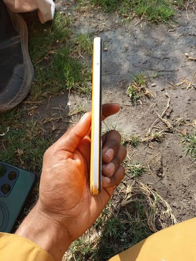 1sim pta sa off ha speaker ki stip lagwai thi box charging nhi ha