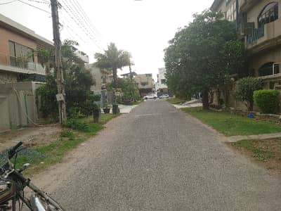 8 Marla Park-Facing Plot for Sale F Block, Johar Town (Opposite LDA Sports Complex)