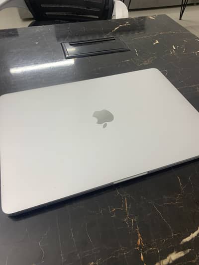 Macbook Pro 13 inch i5, 16GB, 512GB SSD, 4 Thunderbold 3 ports