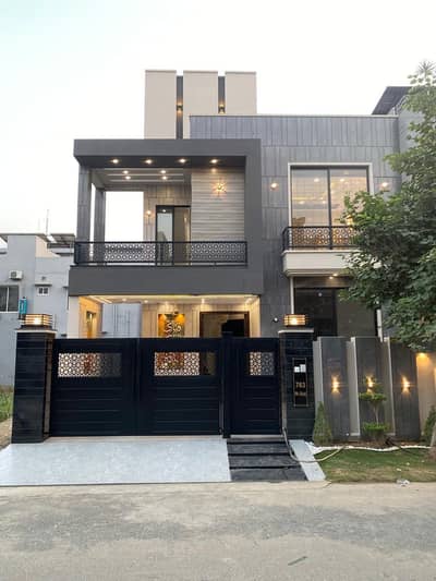 10 MARLA BRAND NEW LUXURY TOP NOTCH LOCATION HOUSE IN LAKE CITY IS AVAILABLE FOR SALE